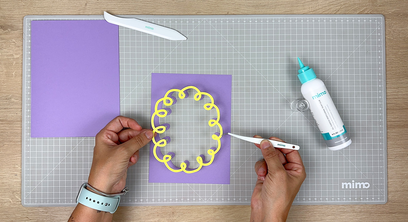 Colando a moldura no papel Colando a moldura no papel