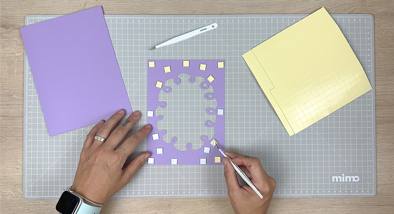 Retirando o liner com a pinça de precisão Retirando o liner com a pinça de precisão