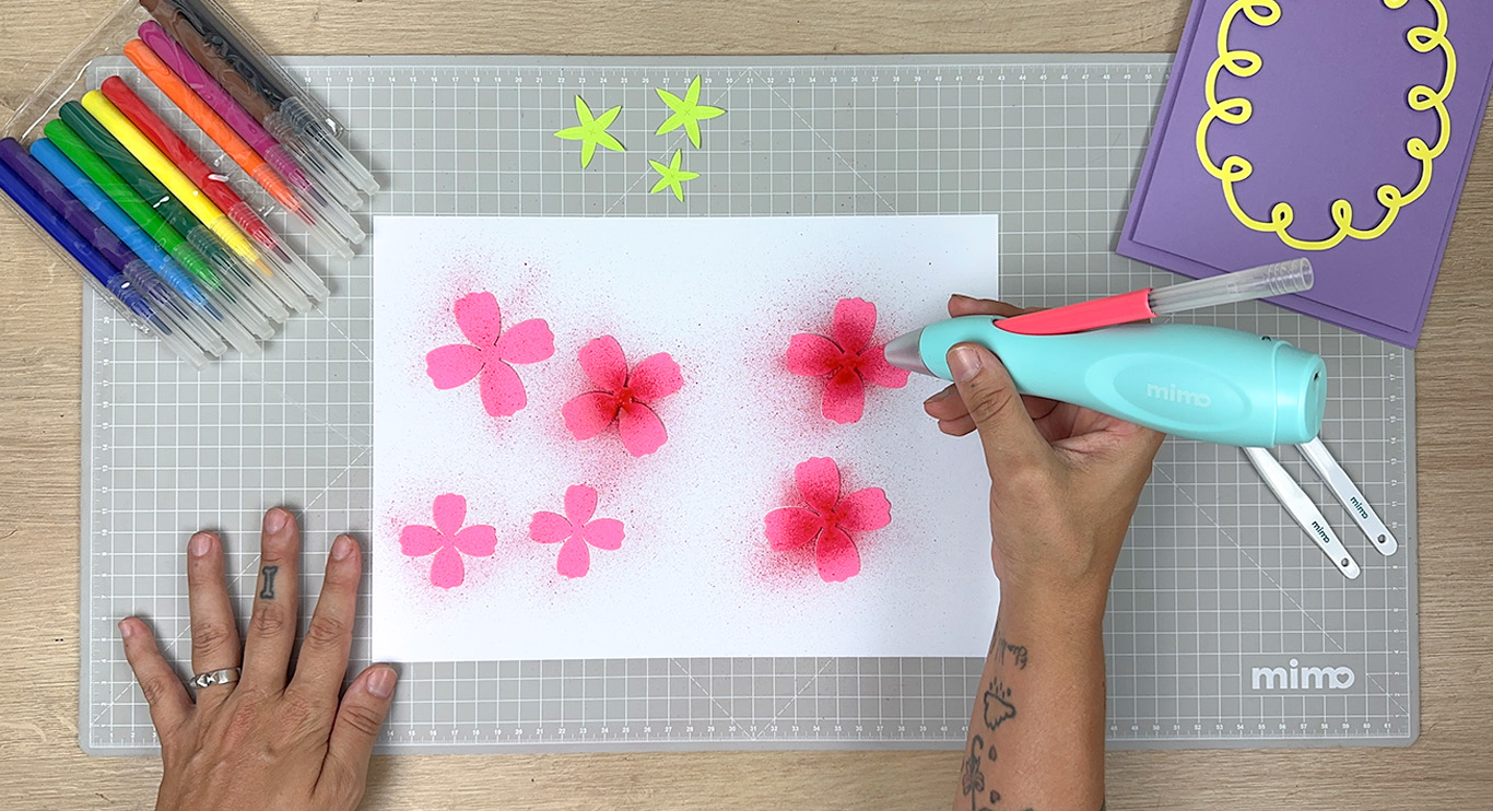 Usando o aerógrafo nas pétalas da flor de papel Usando o aerógrafo nas pétalas da flor de papel