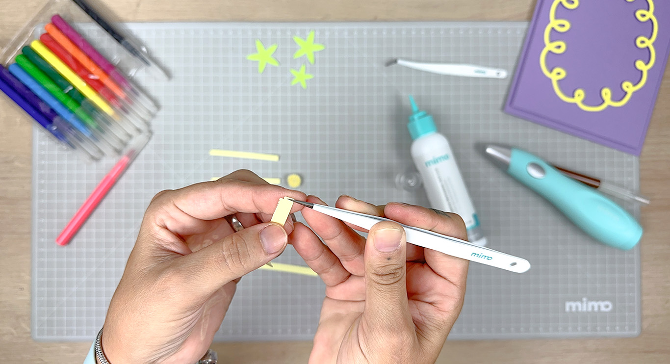 Enrolando papel par fazer o miolo da flor Enrolando papel par fazer o miolo da flor