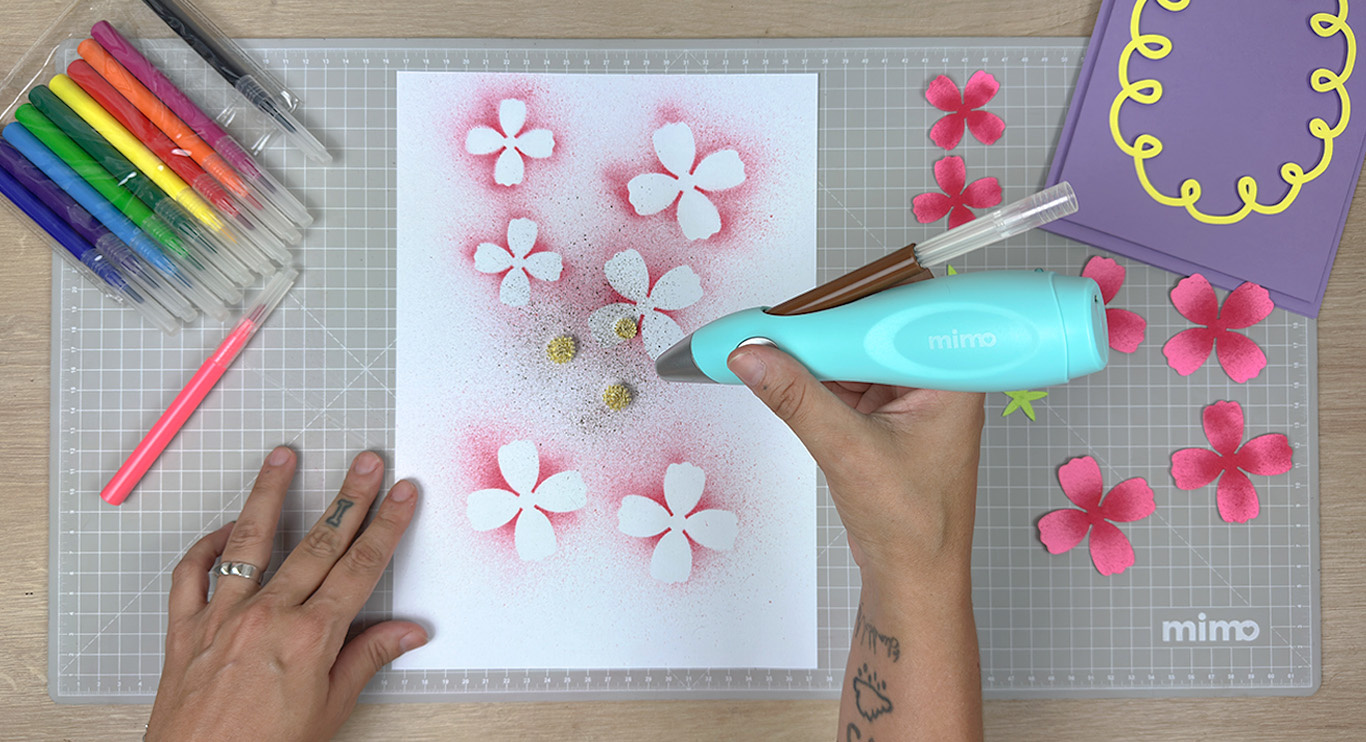 Usando o aerógrafo nas no miolo da flor de papel Usando o aerógrafo nas no miolo da flor de papel