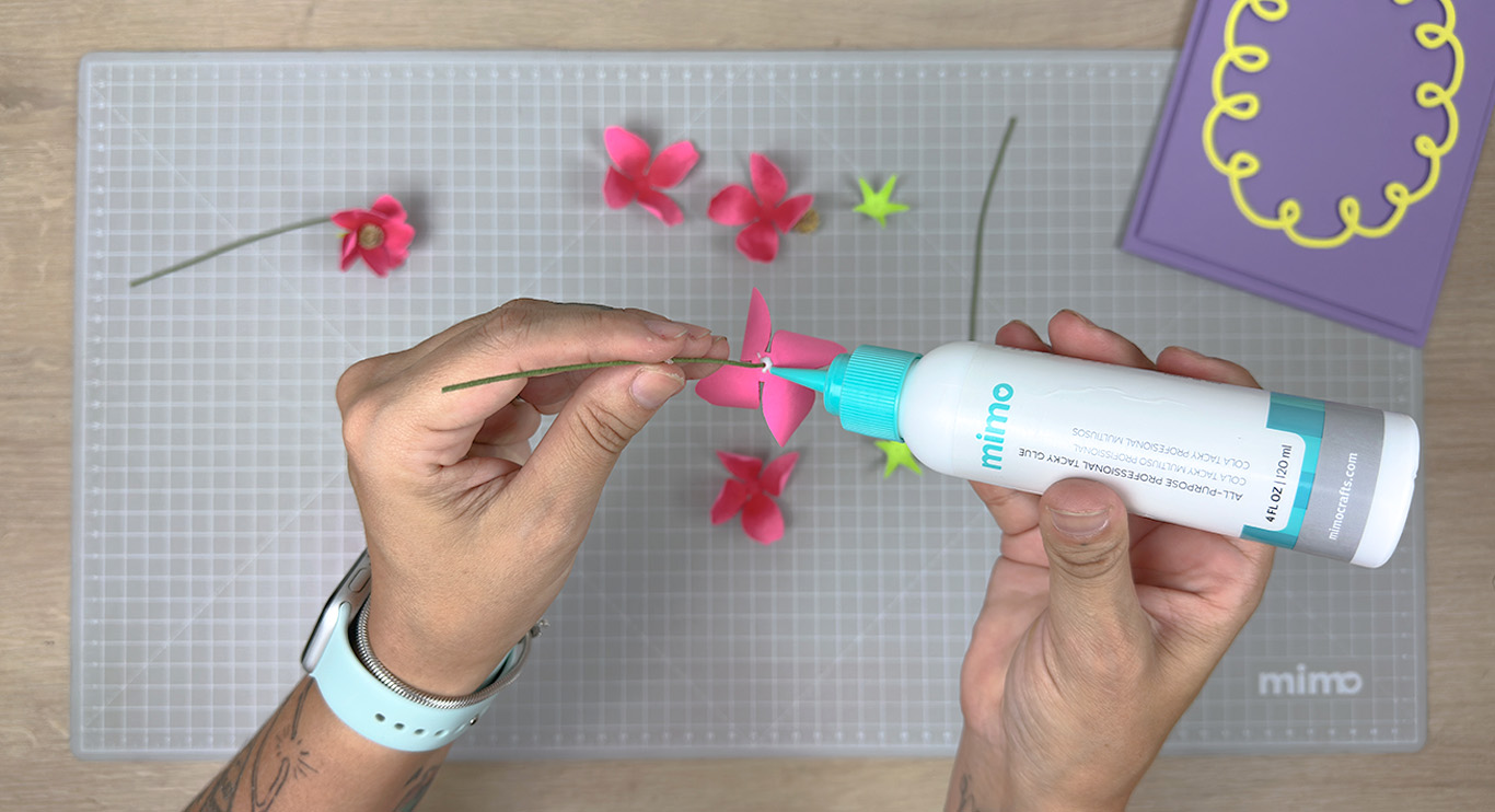 Colando a flor de papel Colando a flor de papel