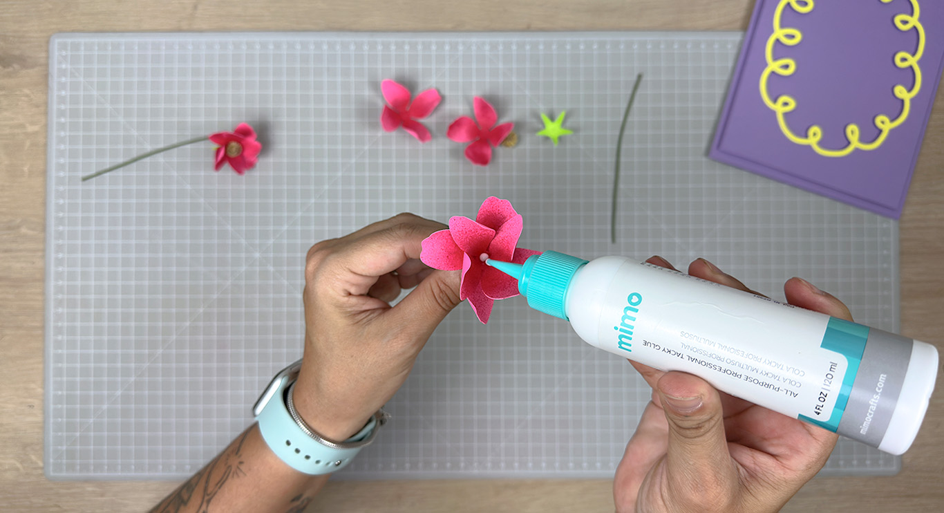 Colando a flor de papel Colando a flor de papel