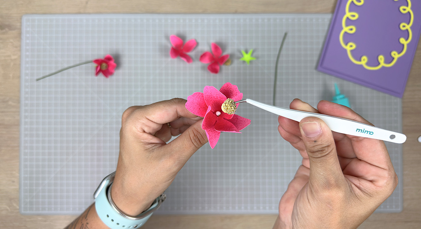 Colando o miolo da flor Colando o miolo da flor