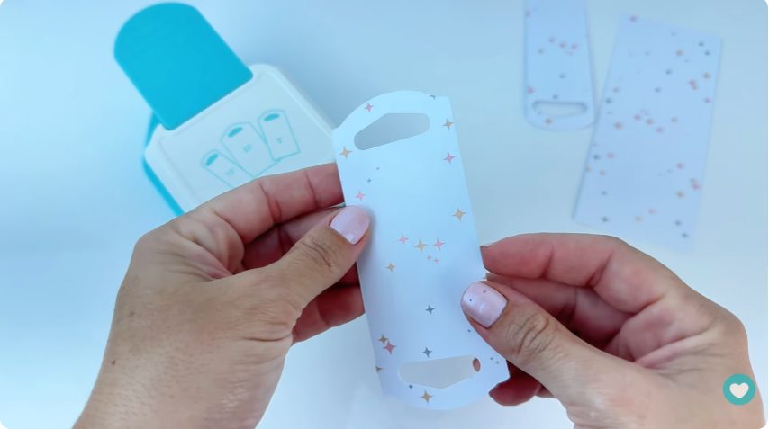 Tag pelo tamanho médio de 5,8 cm Tag pelo tamanho médio de 5,8 cm