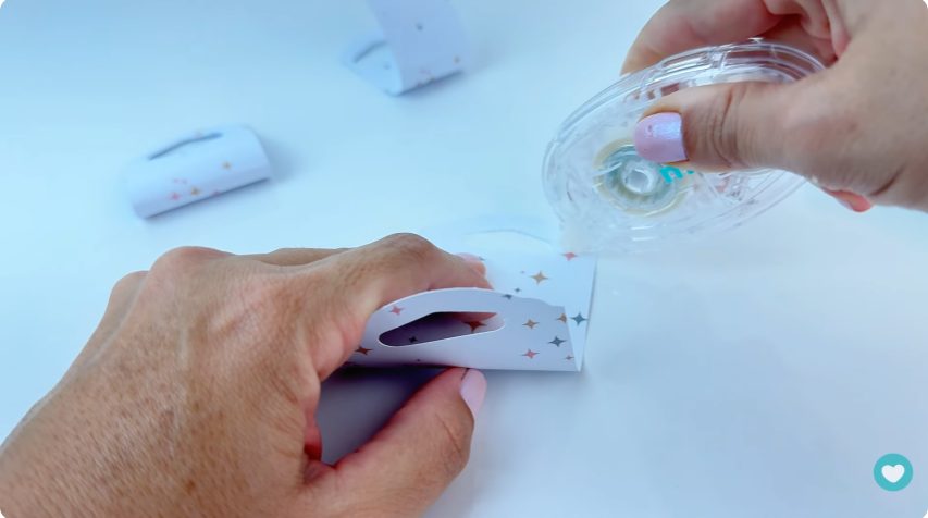 Colando Tag com Fita Dupla Face Mimo Colando Tag com Fita Dupla Face Mimo