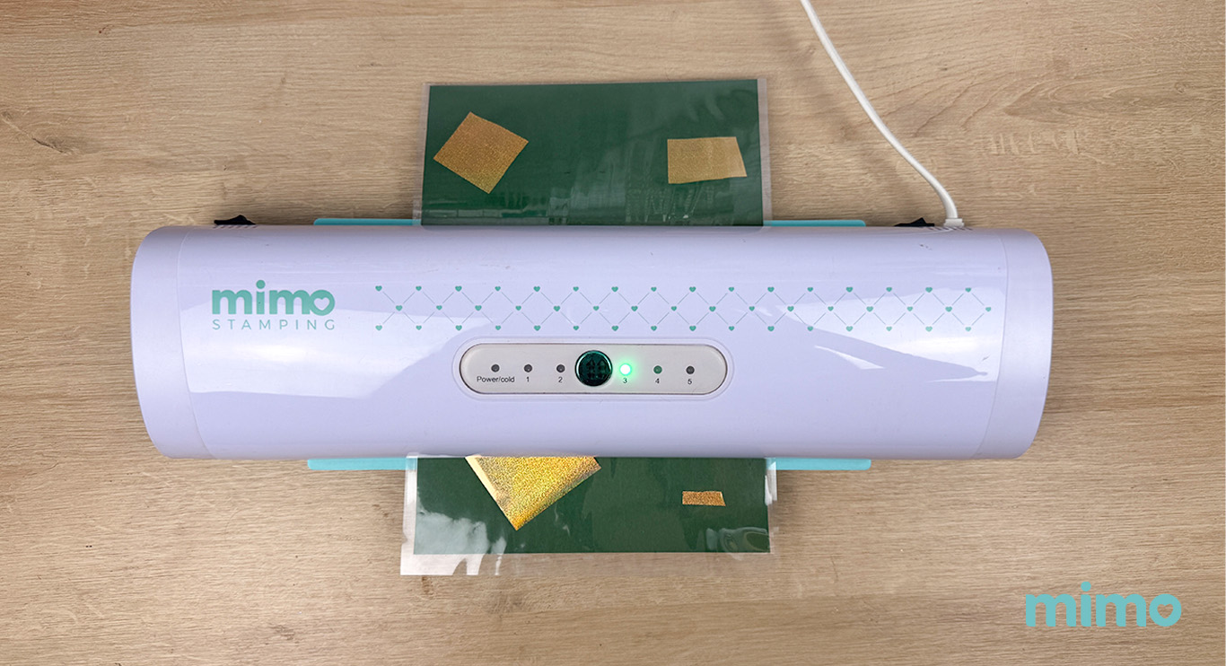 Mimo Stamping fazendo a aplicação do foil Mimo Stamping fazendo a aplicação do foil