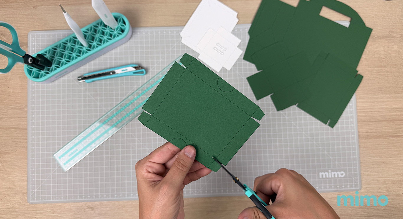 Fazendo os recortes com a Tesoura de Precisão Fazendo os recortes com a Tesoura de Precisão