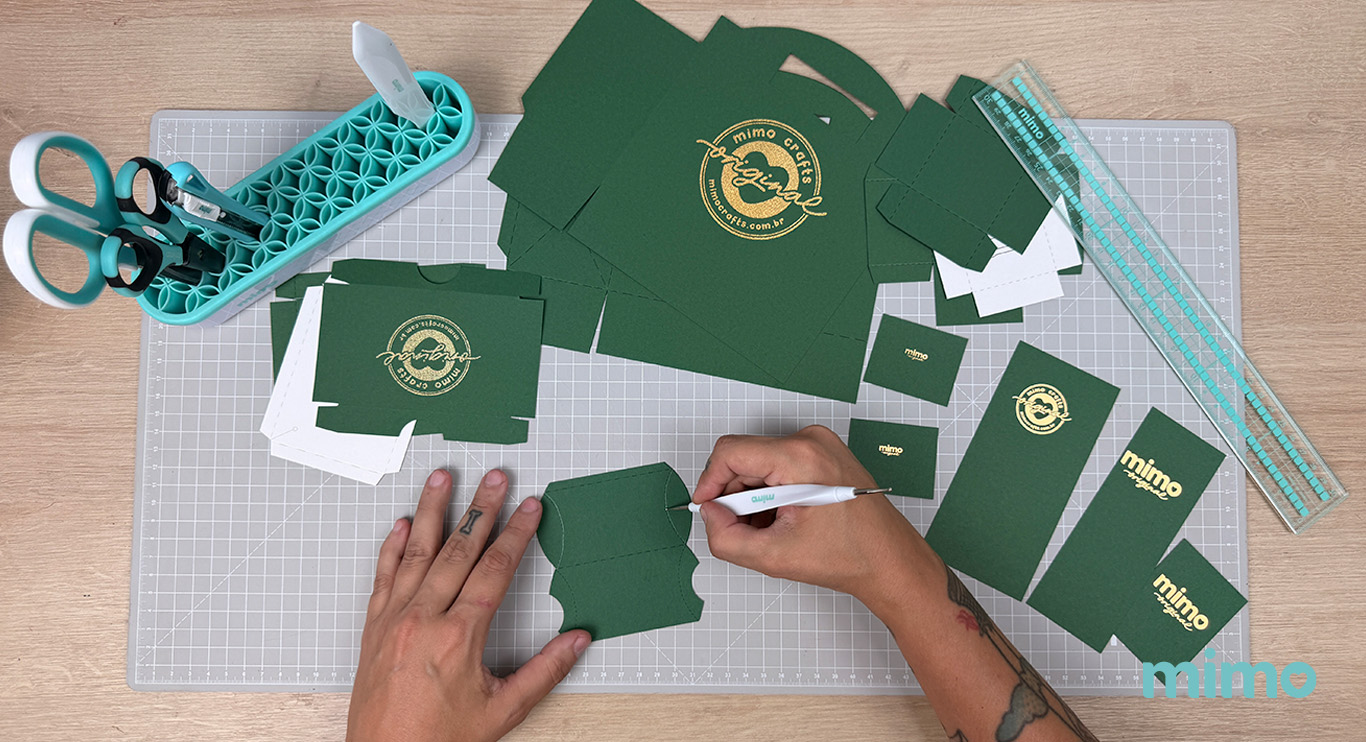 como-fazer-embalagens-personalizadas-para-bijuterias-e-joias Fazendo a marcação com o boleador