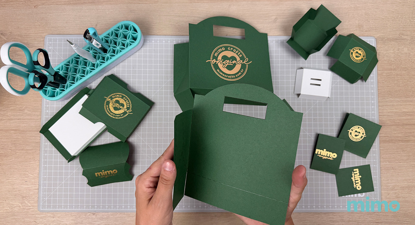 Dobrando as embalagens para fazer a montagem Dobrando as embalagens para fazer a montagem