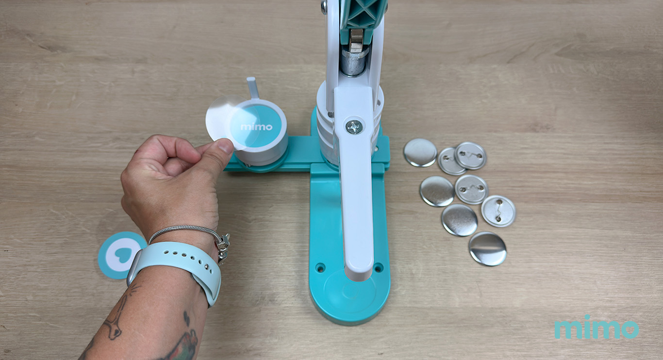 Colocando a película de plástico