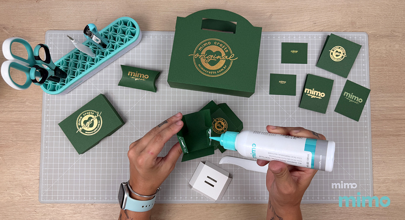 Passando cola nas abas das embalagens Passando cola nas abas das embalagens