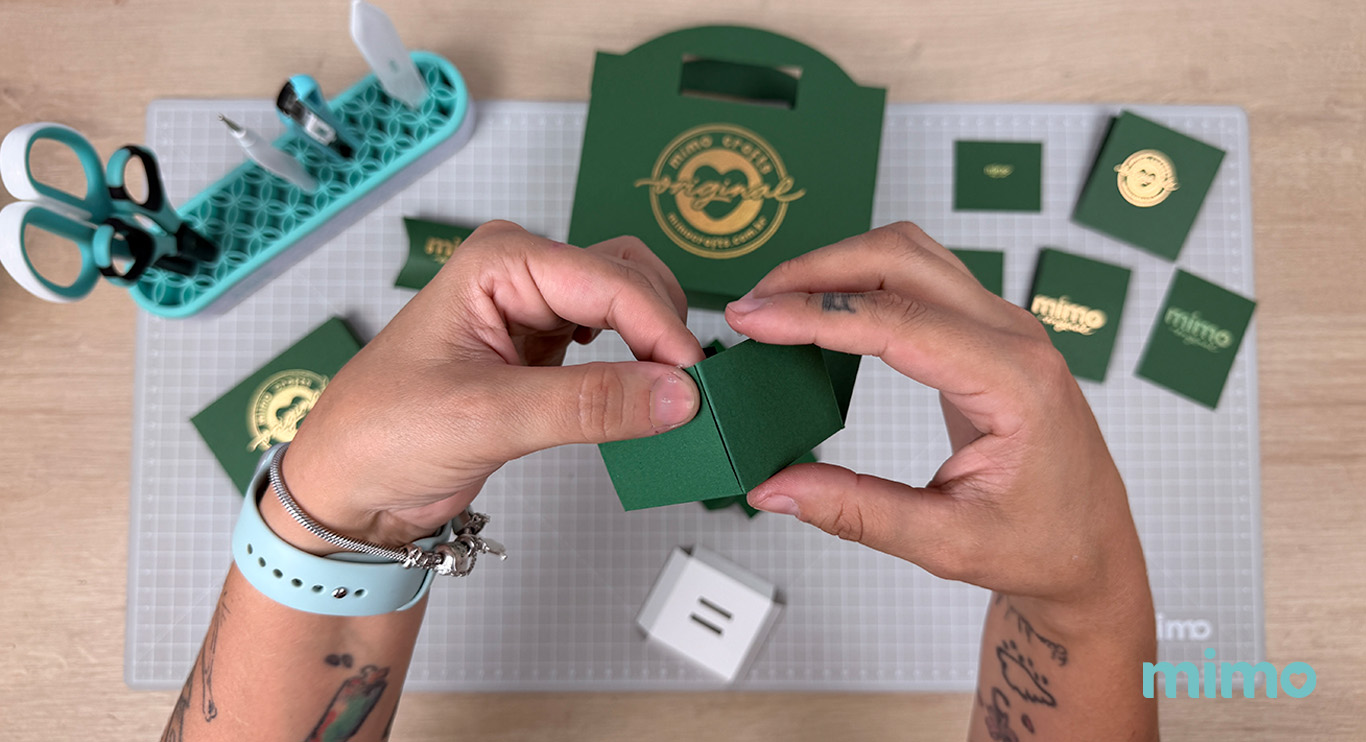 Colando as abas da embalagem Colando as abas da embalagem