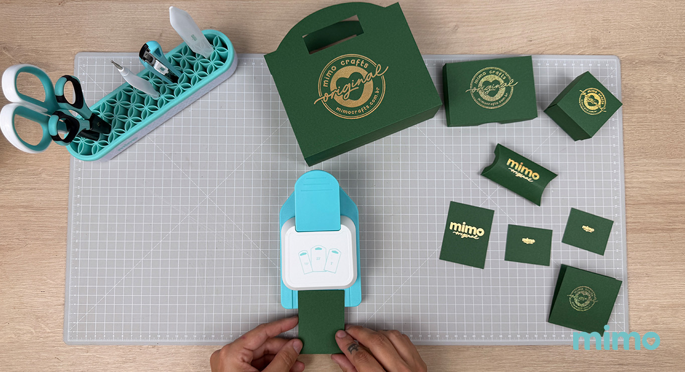 Fazendo as tags no furador Mimo Fazendo as tags no furador Mimo