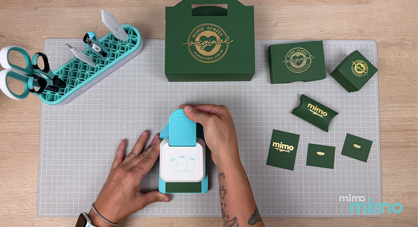 Fazendo as tags no furador Mimo Fazendo as tags no furador Mimo