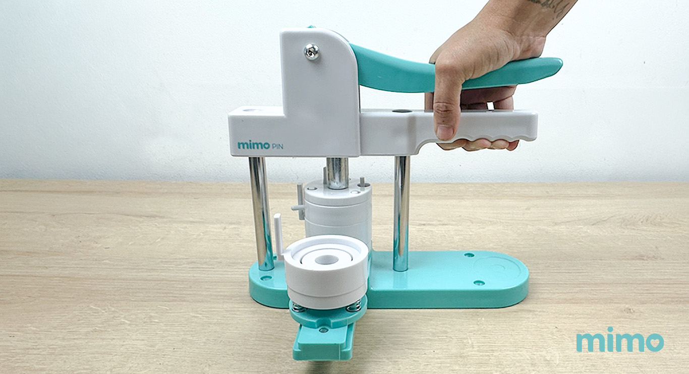 Pressionando a máquina para fazer o botton