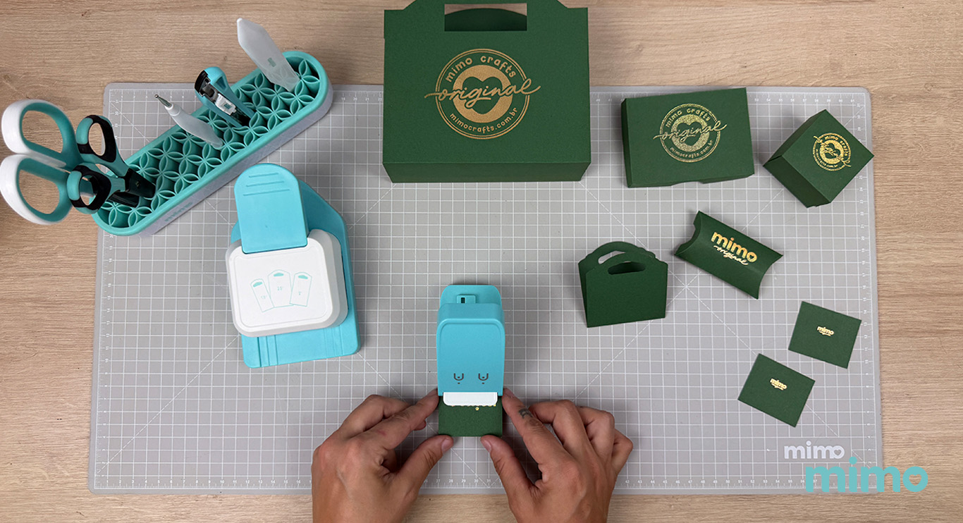 Posicionando o papel no Furador de Tag 3 em 1 Bijouterias e Jóias Posicionando o papel no Furador de Tag 3 em 1 Bijouterias e Jóias