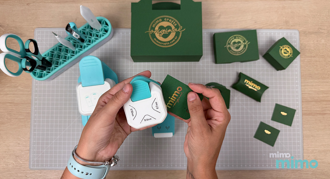 Usando o Furador Arredondador de Cantos Usando o Furador Arredondador de Cantos