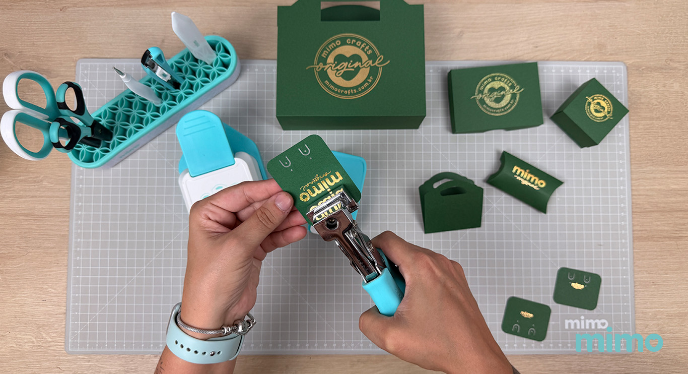 Fazendo o furo com o Alicate Euro gancho Fazendo o furo com o Alicate Euro gancho