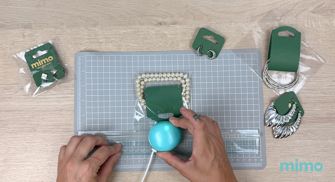 Selando as embalagens personalizadas de bijuterias e jóias com a Mimo Sealing Selando as embalagens personalizadas de bijuterias e jóias com a Mimo Sealing