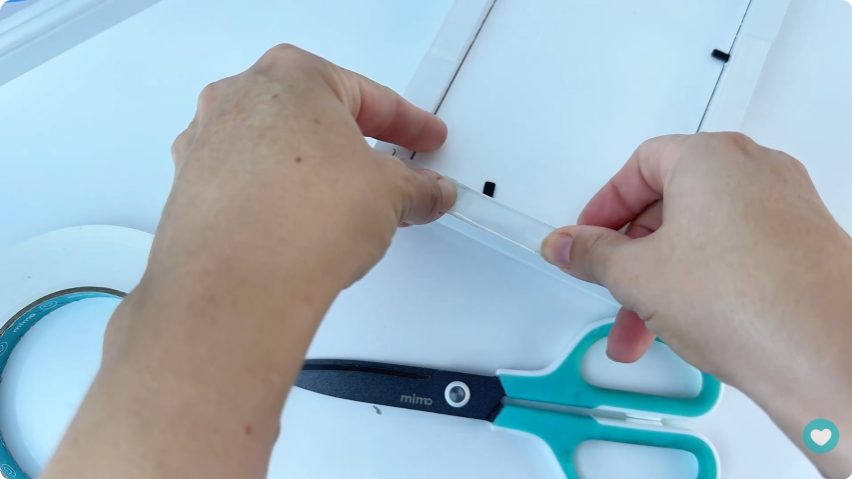 Cortando a Fita Adesiva Dupla Face Fixa Forte para fixar quadro Cortando a Fita Adesiva Dupla Face Fixa Forte para fixar quadro