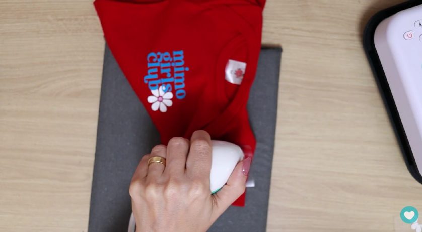 Aplicando o Transfer na manga do body com a Mini Prensa Mimo Aplicando o Transfer na manga do body com a Mini Prensa Mimo