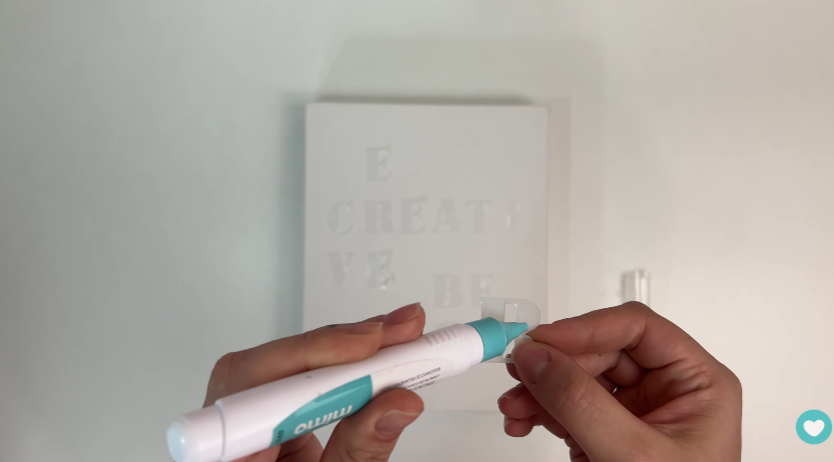 Colando o stencil no quadro Colando o stencil no quadro