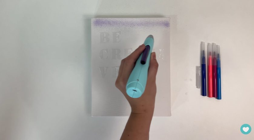 Aplicando a cor roxo com o Aerógrafo Aplicando a cor roxo com o Aerógrafo