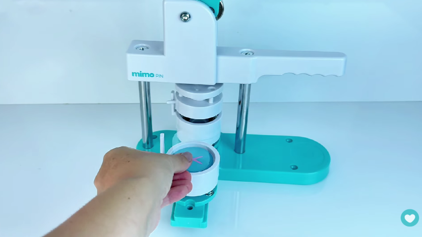 Colocando a arte na máquina de bottons Colocando a arte na máquina de bottons