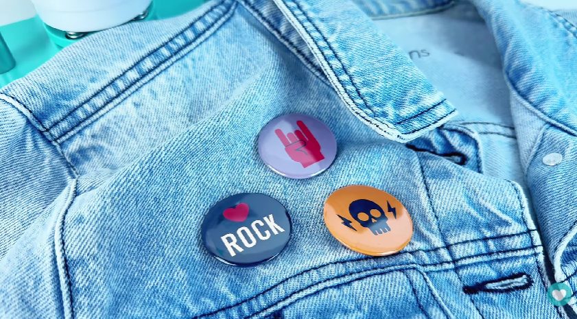 Bottons aplicados na jaqueta Bottons aplicados na jaqueta