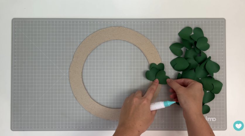 Colando os corações na base da guirlanda Colando os corações na base da guirlanda