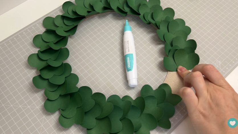 Colando os corações na base da guirlanda Colando os corações na base da guirlanda