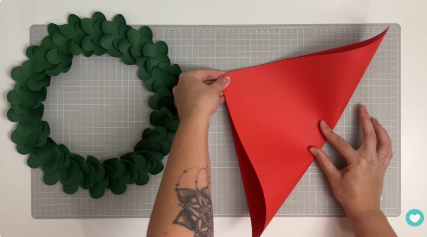 Dobrando o papel para fazer o laço Dobrando o papel para fazer o laço