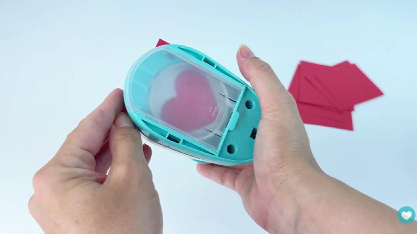 Recortando o papel com o furador Mimo Recortando o papel com o furador Mimo