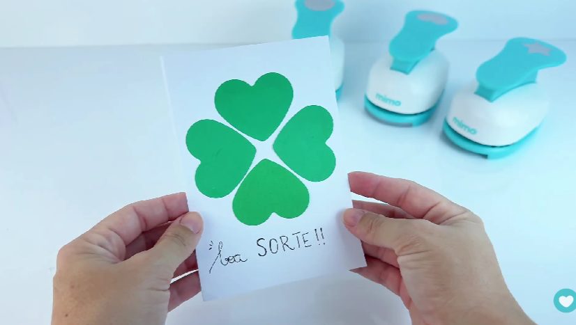 Cartão de boa sorte feito com os furadores decorativos para papel Cartão de boa sorte feito com os furadores decorativos para papel