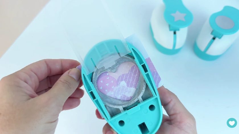 Recortando o papel com o furador Mimo Recortando o papel com o furador Mimo