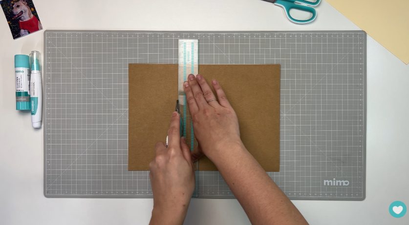 Cortando a moldura do quadro Cortando a moldura do quadro