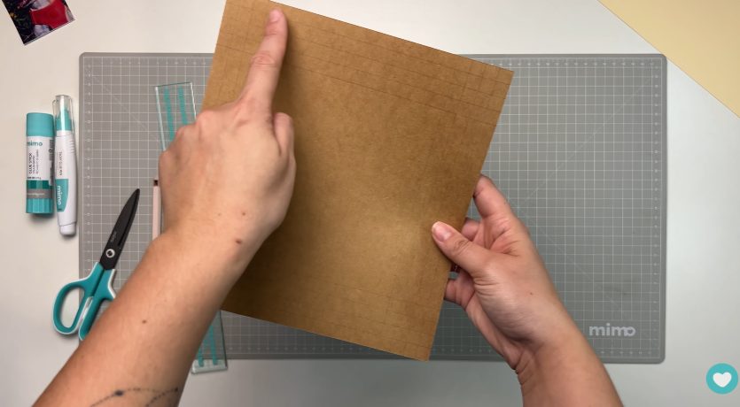 Fazendo as marcações no papel kraft Fazendo as marcações no papel kraft
