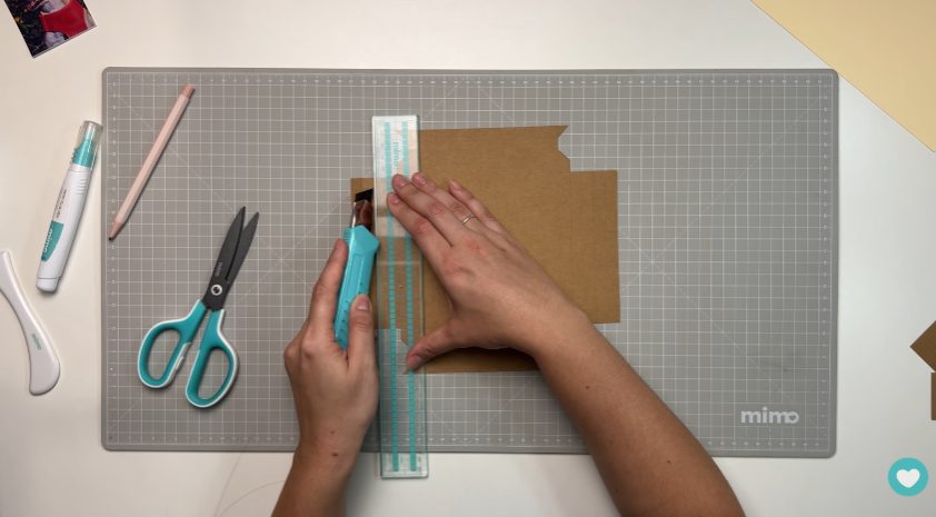 Fazendo o vindo na moldura do quadro decorativo com o Estilete Fazendo o vindo na moldura do quadro decorativo com o Estilete