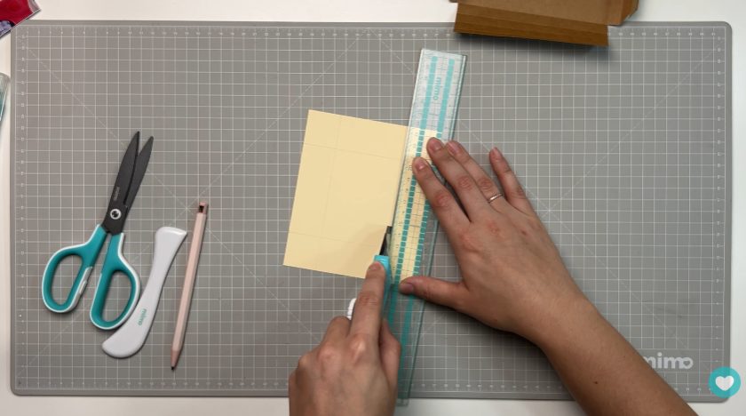 Recortando amoldura interna do quadro decorativo Recortando amoldura interna do quadro decorativo