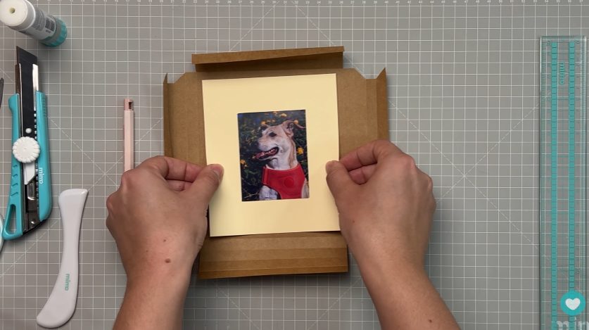 Colando a moldura interna Colando a moldura interna