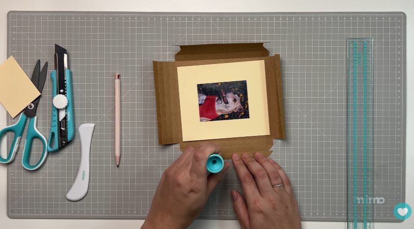 Colando a moldura do quadro decorativo Colando a moldura do quadro decorativo