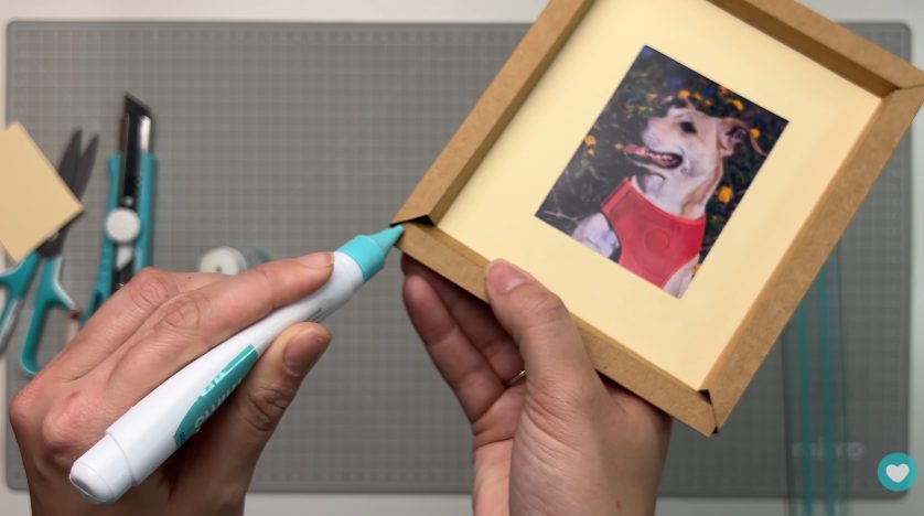 Colando o cantinho do quadro decorativo Colando o cantinho do quadro decorativo