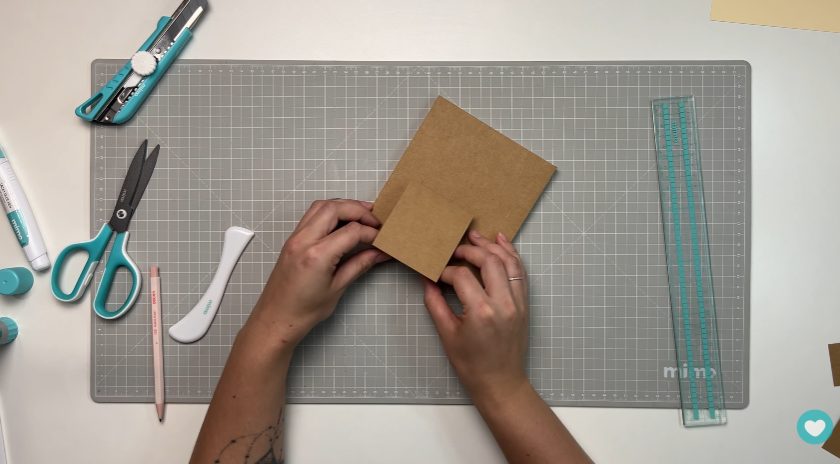 Colando o suporte no quadro Colando o suporte no quadro