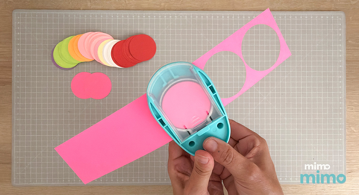 Usando o Furador de Papel - Circulo 50mm Usando o Furador de Papel - Circulo 50mm