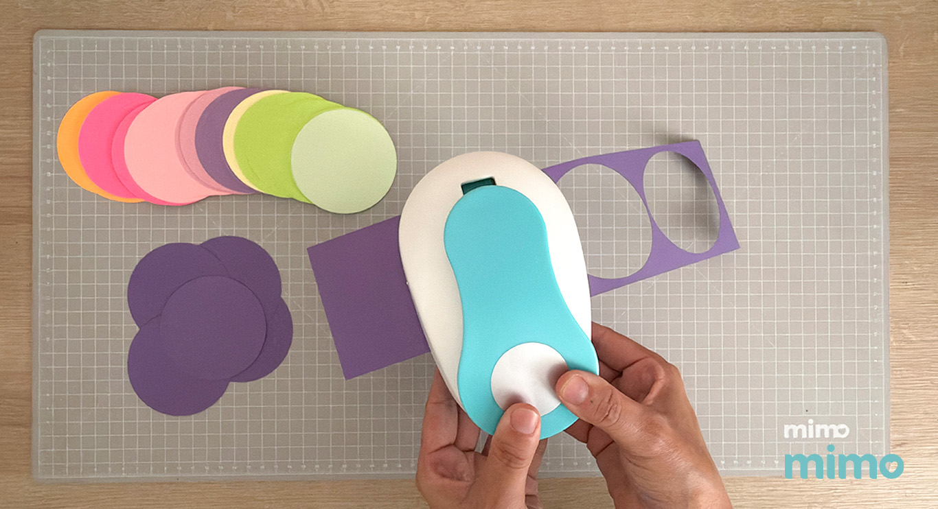 Usando o Furador de Papel - Circulo 76mm Usando o Furador de Papel - Circulo 76mm