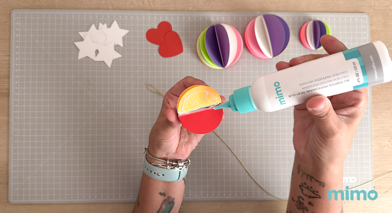 Colando os círculos no barbante Colando os círculos no barbante