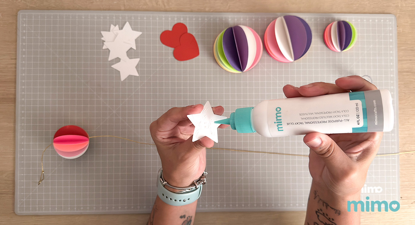 Aplicando a cola na estrela Aplicando a cola na estrela