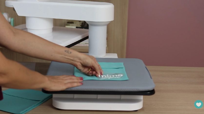 Posicionando a arte e a embalagem que será personalizada Posicionando a arte e a embalagem que será personalizada