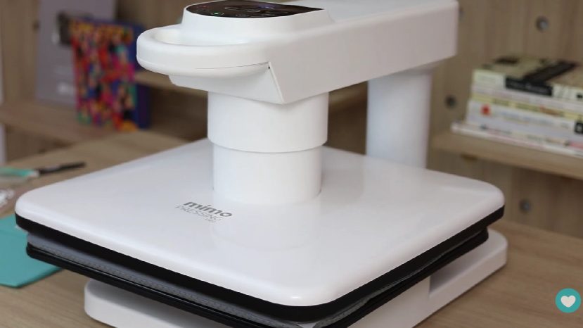 Prensa térmica fazendo a aplicação do transfer Prensa térmica fazendo a aplicação do transfer